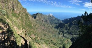 Vom Cova Krater hinab in die Riberia de Paul