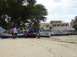 Bunte Fischerboote am Strand von Tarrafal