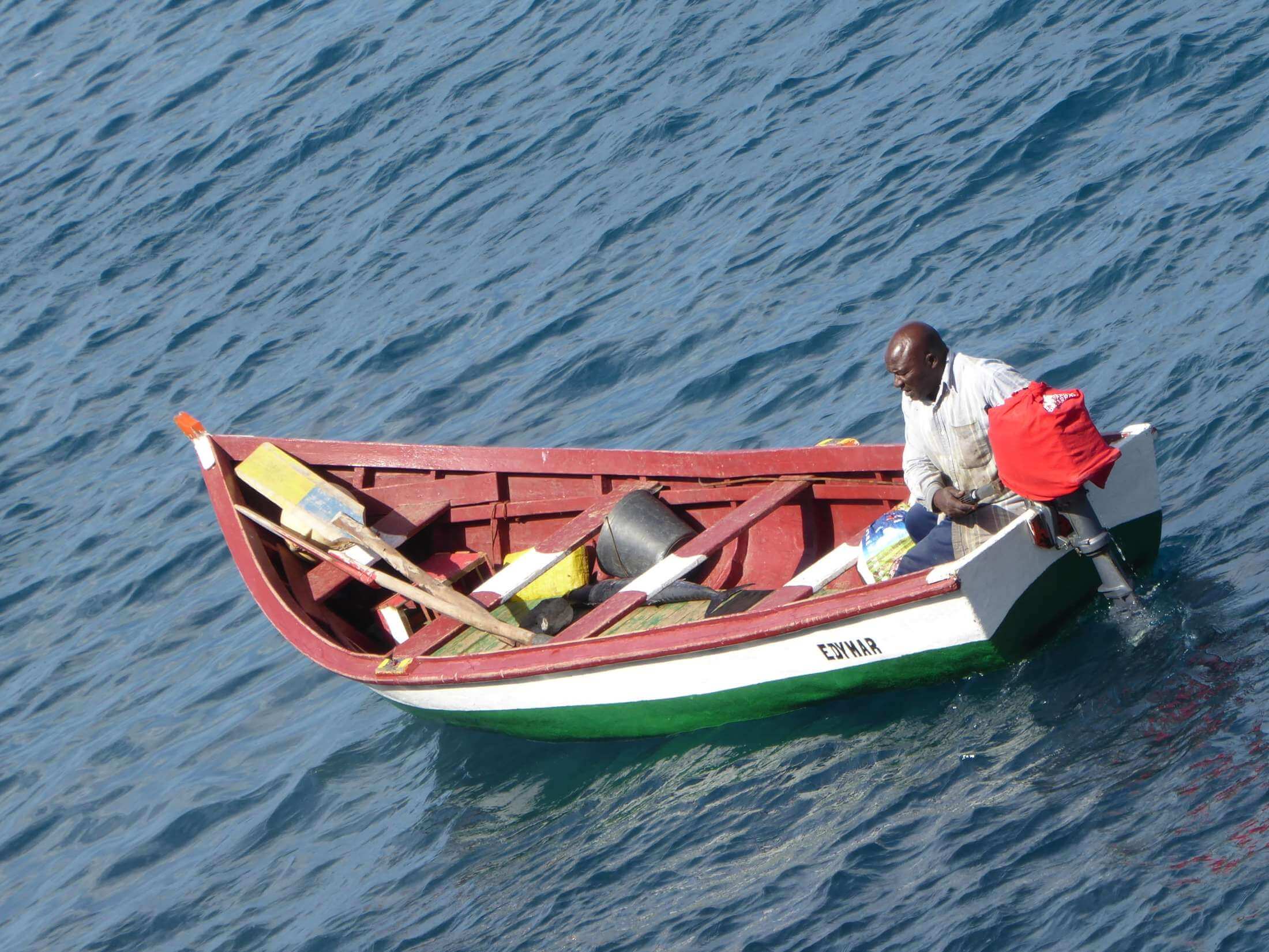 Kapverdianer entspannt auf seinem Boot