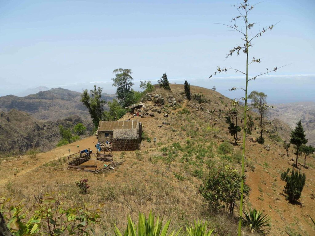Auf schmalen Pfaden über die Insel Santiago