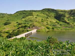 Der von Chinesen erbaute Stausee von Poilao in der Ribeira Secca