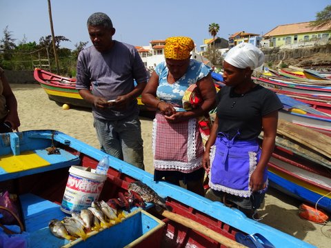 Fischverkauf am Strand von Tarrafal