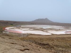 Blick vom Kraterrand auf die Salinen von Pedra Lume