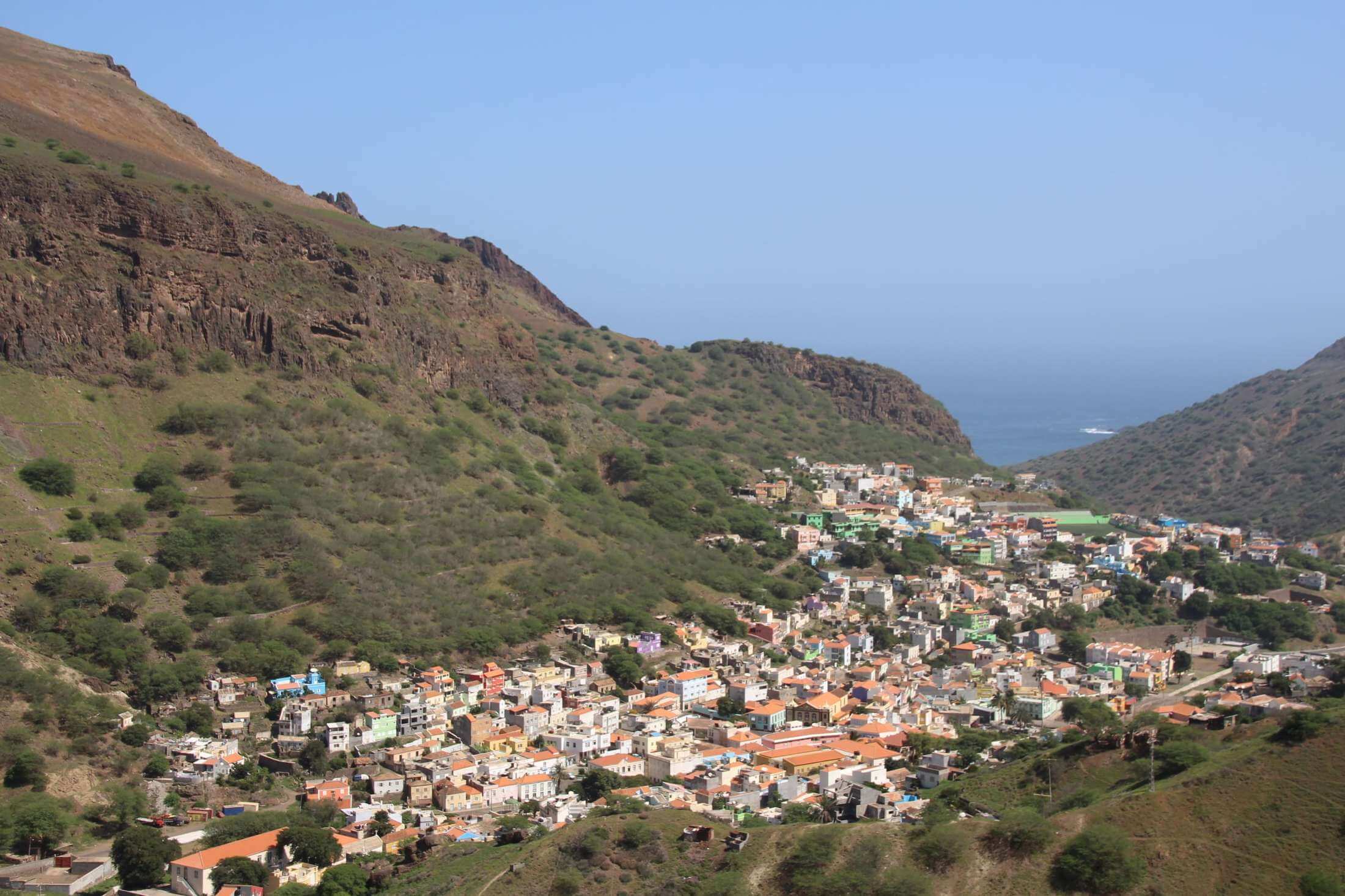 Blick auf Vila Ribeira Brava, die Hauptstadt von São Nicolau