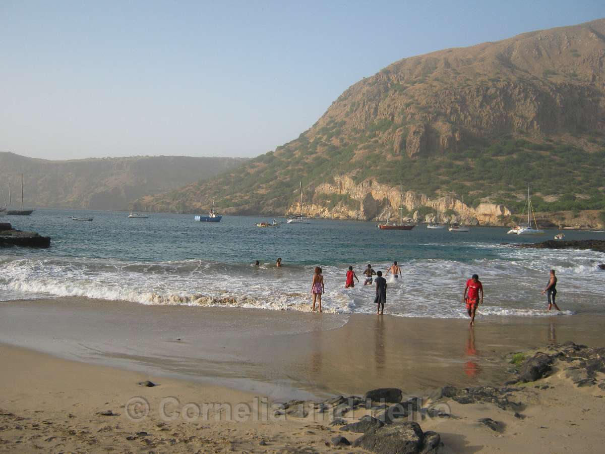 Blick vom kleinen Sandstrand in die Bucht von Tarrafal Richtung Monte Graciosa