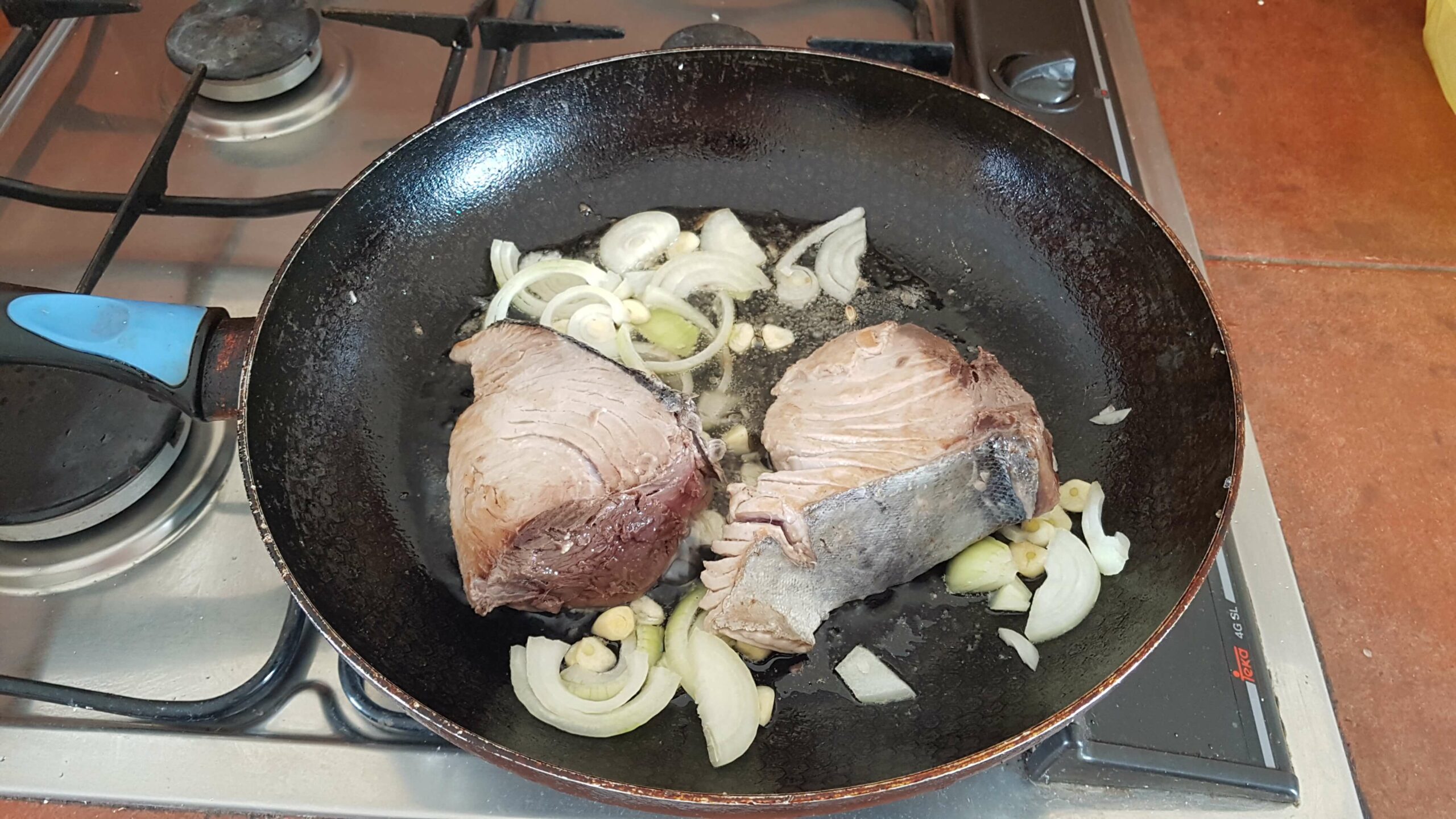 Leckerer Thunfisch mit Zwiebeln und Knoblauch