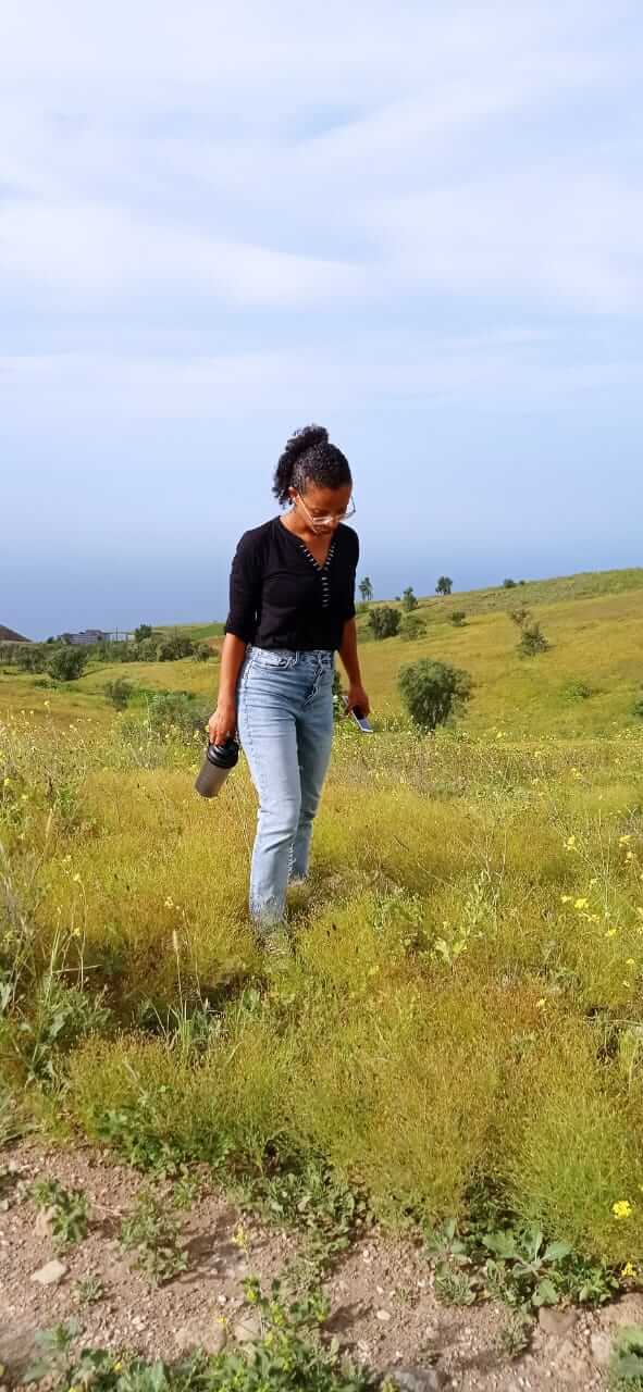 Susana erkundet die Hochebene von Santo Antao