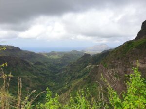 Weitblick über die grüne Natur von Santiago im Naturpark Serra Malagueta