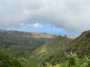 Wolken ziehen über das Tal (Santiago)
