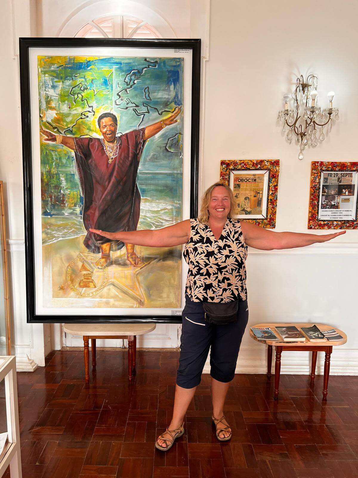 Rita im Cesária Évora-Museum in Mindelo