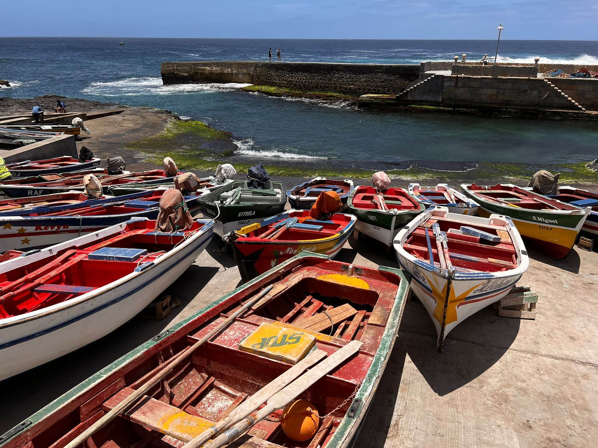 Bunte Fischerboote in Ponta do Sol