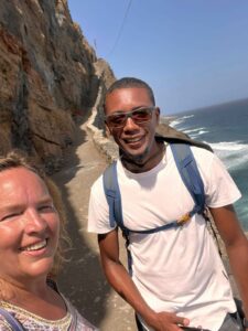 Rita und ihr Guide auf der Küstenwanderung