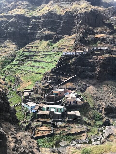 Kleines Dorf inmitten der Natur