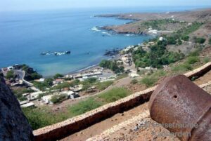 Weltkulturerbe Cidade Velha Blick über die alte (Haupt-) Stadt zum zentralen Platz, wo sich auch der Pelourinho, also der Pranger befindet) - Standort: Kanonen des restaurierten Forts