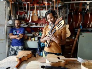 Besuch einer Gitarrenwerkstatt in Mindelo