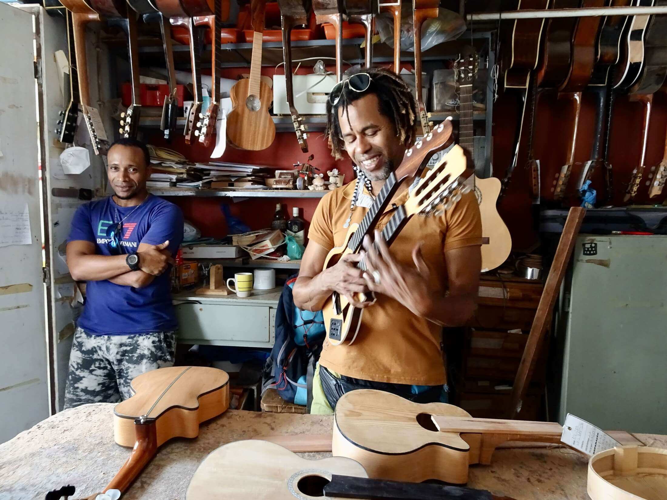Besuch einer Gitarrenwerkstatt in Mindelo