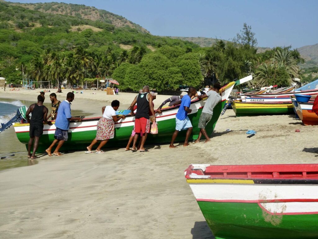 Am Palmenstrand von Tarrafal gibt es immer bunte Fischerboote zu sehen