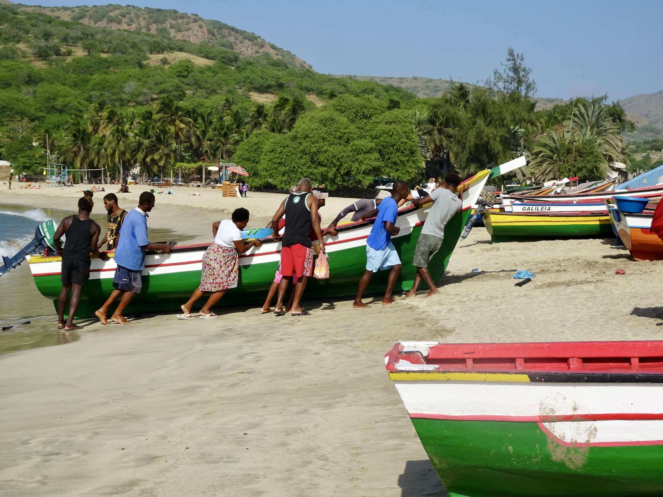 Am Palmenstrand von Tarrafal gibt es immer bunte Fischerboote zu sehen