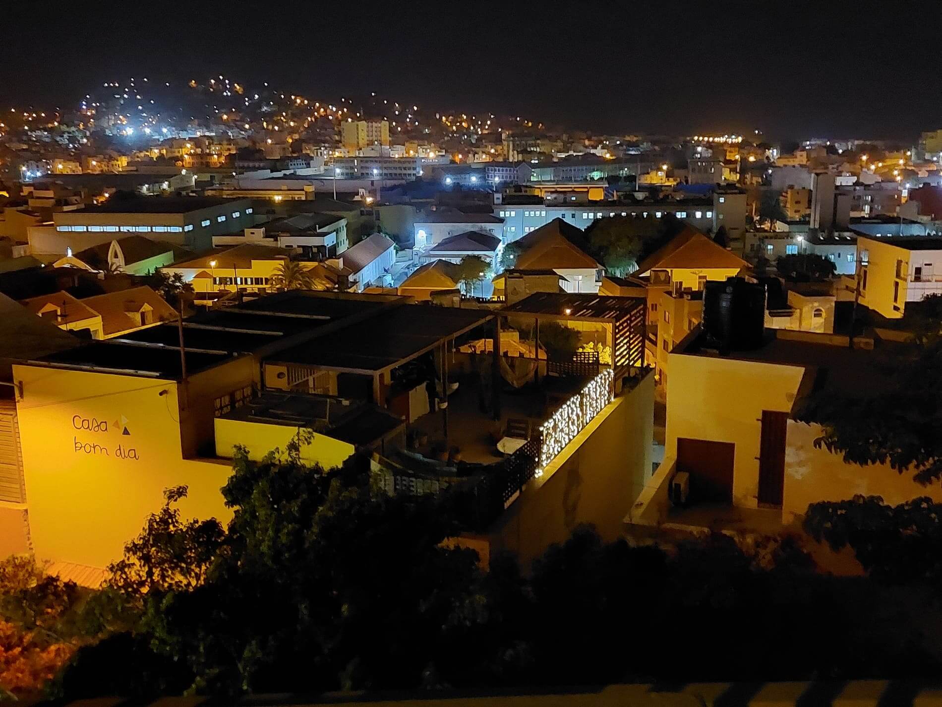 Blick über Mindelo bei Nacht