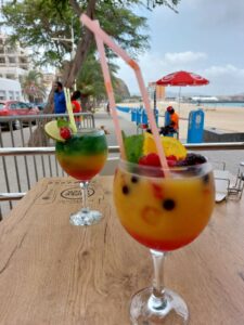 Bunte Erfrischung mit Blick aufs Meer in Mindelo