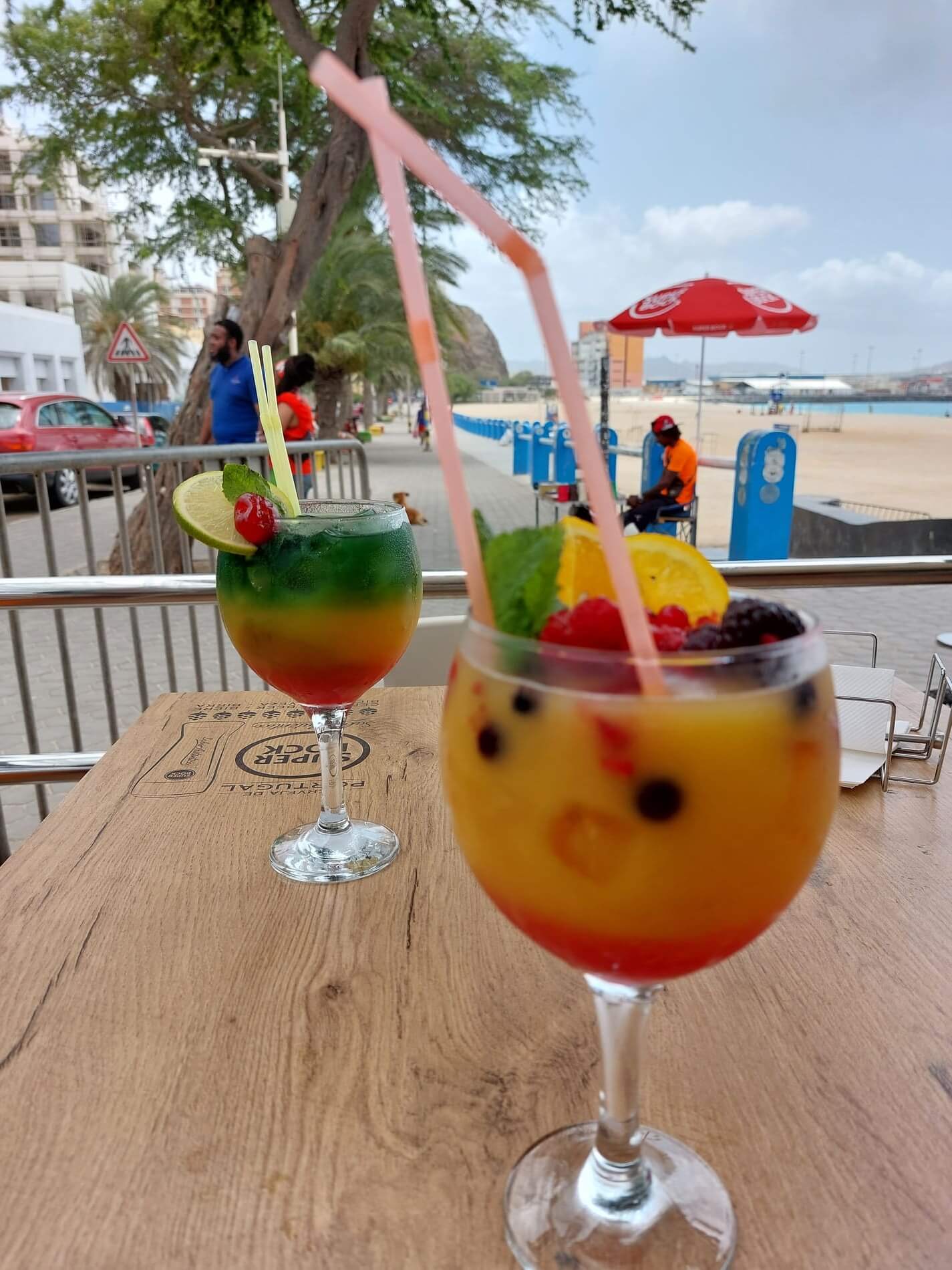 Bunte Erfrischung mit Blick aufs Meer in Mindelo
